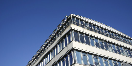 Das Geschossbau 3 aus der Froschperspektive an der TU Dortmund.